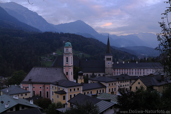 Berchtesgaden Stadt Kirchen in Dmmerung vor Alpenkulisse Berglandschaft