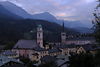 Berchtesgaden Stadt Kirchen in Dmmerung vor Alpenkulisse Berglandschaft