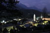 Berchtesgaden Alpenkulisse Nachtfoto Stadttrme bei Abenddmmerung Hauslichter Kirchen