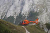 Helikopter Luftrettung am Gipfelwand Notfalleinsatz-Landung auf Bergpfad