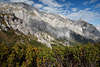 915019_Hoher Gll felsiger Bergmassiv Foto Gipfelwand ber grne Strucher Alpenlandschaft Naturbild