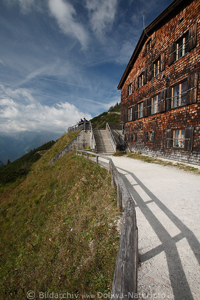 Berggaststtte Jennerbahn Aussicht-Terrasse in Wolkenhhe des Hochgebirges