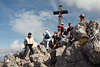 914874_Gipfelstürmer am Jenner-Kreuz in Wolkenhöhe Frauen Männer Wanderer auf Gipfelspitze