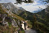 914949_Jenner Bergwanderer Weg am Felsen vorsichtig gehen in Alpenlandschaft