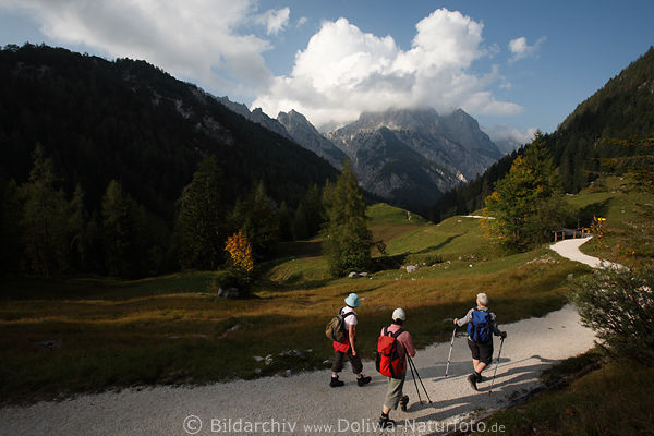 Klausbachtal Alpenlandschaft Wanderweg drei Frauen in Naturbild Nationalparks Berchtesgaden