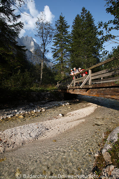 Klausbachbrcke ber Bergbachwasser Foto mit Trio Wanderinnen Urlaub in Alpenlandschaft Naturbild