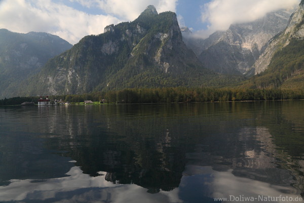 Knigssee Berge Gipfelfelsen Spiegelung in Wasserlandschaft Nationalpark Berchtesgaden Alpensee