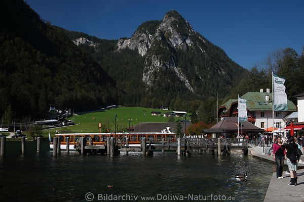 Bootsanlegestelle von Knigssee Hafenbucht unter Grnstein Touristinnen am Ufer