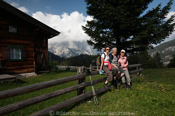 Litzlalm Wanderinnen Trio an Berghtte Holzzaun sitzen in Bergland Almwiese