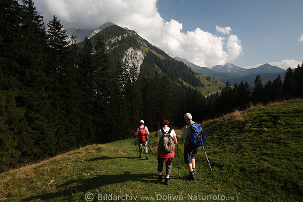 Naturpark Weibach Berge Landschaftsbild mit Wanderer in Marsch