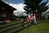 913392_ Litzlalm Wanderinnen Trio an Berghtte Holzzaun sitzen in Bergland Almwiese