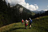 913401_Naturpark Weibach Berge Landschaftsbild mit Wanderer in Marsch vom Litzlalm wandern