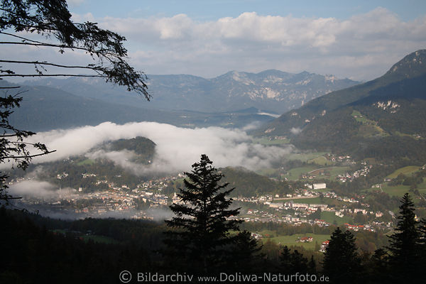 Nebelschwaden ber Berchtesgaden Bergstadt