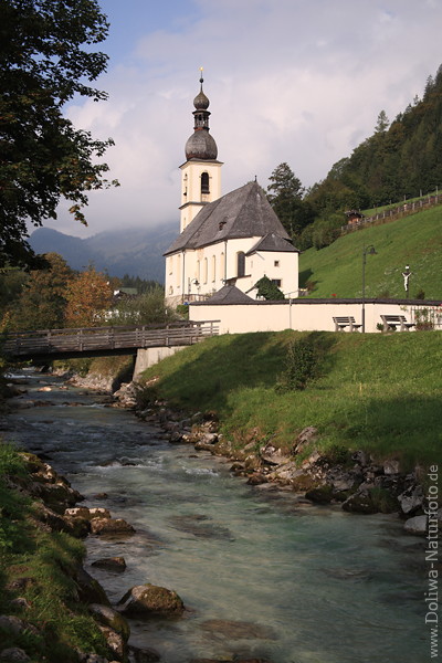 Ramsau Ache Kirche St.Sebastian Tageslicht ber Wasser Holzbrcke Alpen Berchtesgadenerland