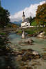 Ramsau Kirche St. Sebastian Bild am Tage mit Brücke über Ramsauer Ache  Flußwasser mit Steinen