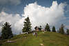 913521_Bergpanorama Toter Mann mit Wanderer unter Wolke über Berghügel Skyline Naturbild