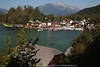 914250_Königssee Hafenbucht Foto vor Untersberg Panorama Hotels Häuser am Wasser Landschaftsbild