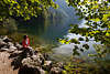 914296_Seeuferidylle am Wasser Königssee grüne Oase Naturbild Frau Steine Urlaubromantik