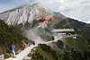 914972_Bergrettung-Hubschrauber Landeanflug auf Wanderweg im Hochgebirge Bergwacht Notfalleinsatz