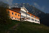 915268_Christophorusschulen Bild in Bergpanorama Jugend-Skizentrum Sporthotel  am Fuße felsiger Berge