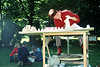 2623_ Töpferei Stand, Töpfe & Tonwaren Werkstatt Tisch mit Drehscheibe & Motor im Garten Fest Foto