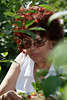 806648_Arbeit Fotoporträt Frau in Strauchblätter bei Obsternte Himbeeren pflücken Gartenobst Erntearbeit Porträt