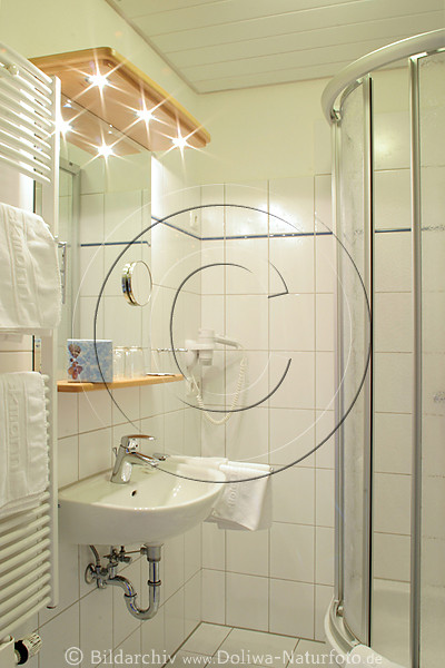 Badedusche helles Bild weisses Badezimmer Fliesenwnde Badausstattung Glanzlichter