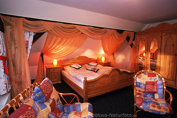 Hotelsuite Zimmerausstattung Bett rustikale Raumeinrichtung Gemtlichkeit