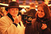 1201_ Anstoß mit Glühweinbecher Frau in Hut Mädchen Weihnachtsmarkt im Festzelt