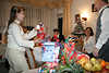 Weihnachten in Familie Foto Heiligabend Geschenke auspacken Familienfest Weihnachtsfest Bild