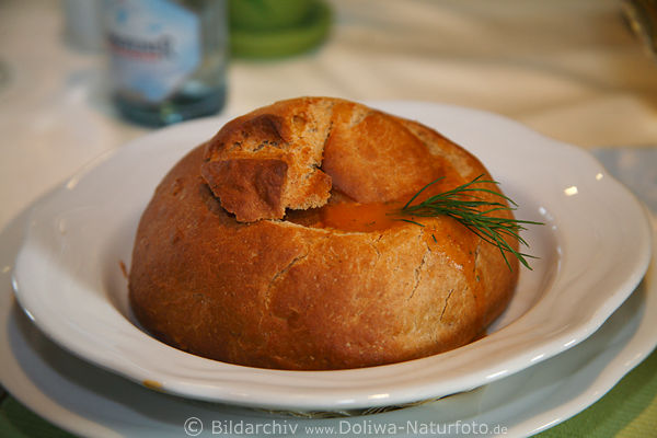 Brotschale fr Krabbensuppe Brottopf mit Dill auf Teller