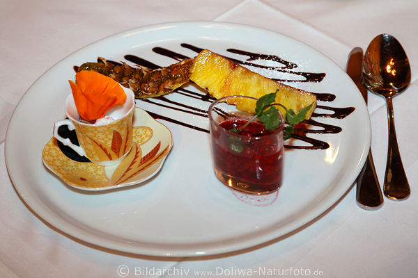 Eisdessert mit Bergblüten, Ananas mit Schoko, heisse Früchte im ...