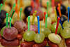 50205_ Food-snacks als Party-Hppchen, sssfett Happen auf Stbchen aufgespiet in Foto, Trauben