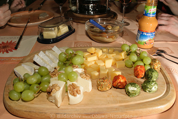Käseplatte Foto, Käsesorten, Käsebällchen mit Obst Weintrauben auf ...