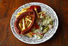 Wrstchen mit Pommes frites + Salat Speise Foto Gericht auf Teller  serviert auf Holzplatte