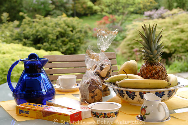 Kaffeegedeck auf Tisch Frchte Kekse mit Gartenblick Kaffeezeit