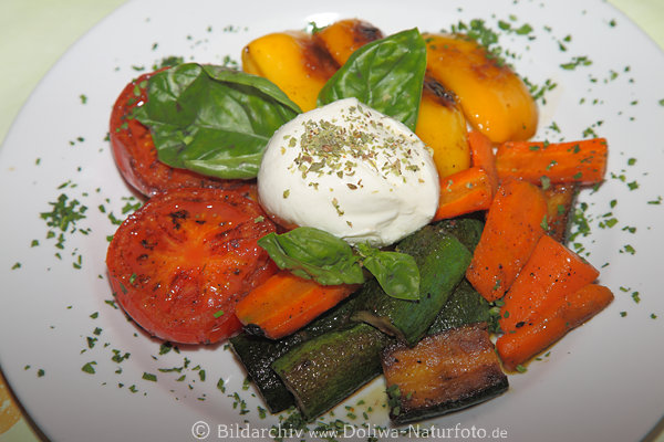 Grillgemse: Mhren Zucchini Tomaten Mozzarella Kse auf Basilikumbltter