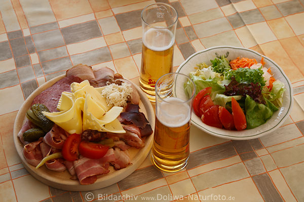 Jausen kalte Platte deftige Speise auf Brett Salatteller serviert mit Bier Glser