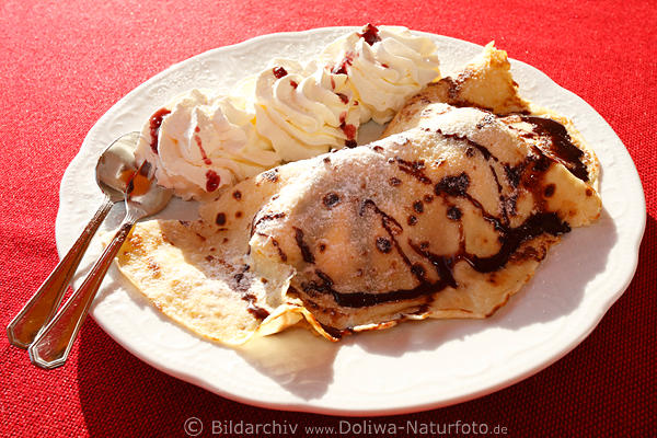 Eis-Palatschinken ssse Nachspeise mit Sahne Crpes Dessertteller