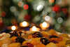 40180_Obstsahnetorte, Frchte in Gelee mit Sahne vor Kerzlicht am Weihnachtsbaum