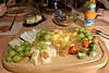 47966_ Käseplatte Foto, Käsesorten, Käsebällchen mit Obst Weintrauben auf Platte, Snacks kalter Platte Bild, Cheese plate image