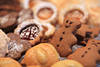 Lebkuchen braune Kekse Männchen mit Schokoverzierung Weihnachtsgebäck Foto Design