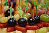 50175_ Süss-fette Häppchen auf Stäbchen Foto, Party-Häppchen aus Trauben, Würstchen & Käse Happen