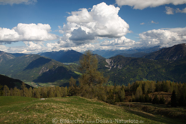 Bergpanorama Landschaftsfoto Alm ber Oberdrautal Schnwetterwolken Gailtaler Alpen