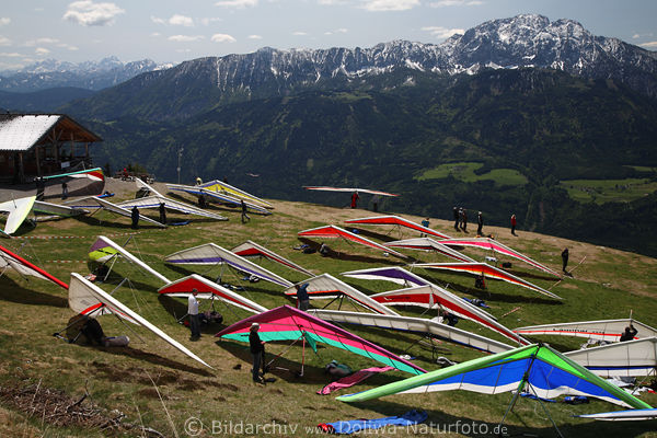 Flugdrachen buntes Startplatz Thermiktreff EmbergerAlm in Alpen Bergpanorama ber Oberdrautal