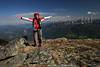 1201998_Gipfelfreude Foto Wander-Mädchen ausgebreitete Hände über Drautal Bergpanorama Ausblick