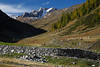006013_Arvental Alpen Gipfel Berge Landschaft Foto Seebachalm Blick Steinmauer Kühe Wanderweg