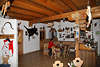 004587_Stabanthütte originell, volkstümlich & gemütliche Stube Foto mit Wander-Touristin am Tisch