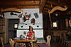 004592_Stabanthütte Erholung am Ofen, Wanderer Frau am Stammtisch in urig origineller Gaststube Foto