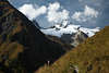 Umbaltal Berge Alpenlandschaft Naturfoto mit Frau Gipfelblick Wanderweg unter Bergwand